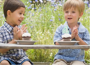 Picture of kids with cupcakes